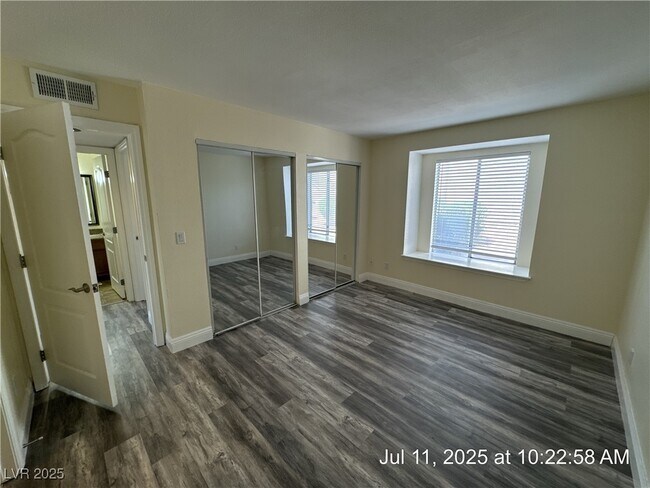 Building Photo - 7200 W Pirates Cove Rd