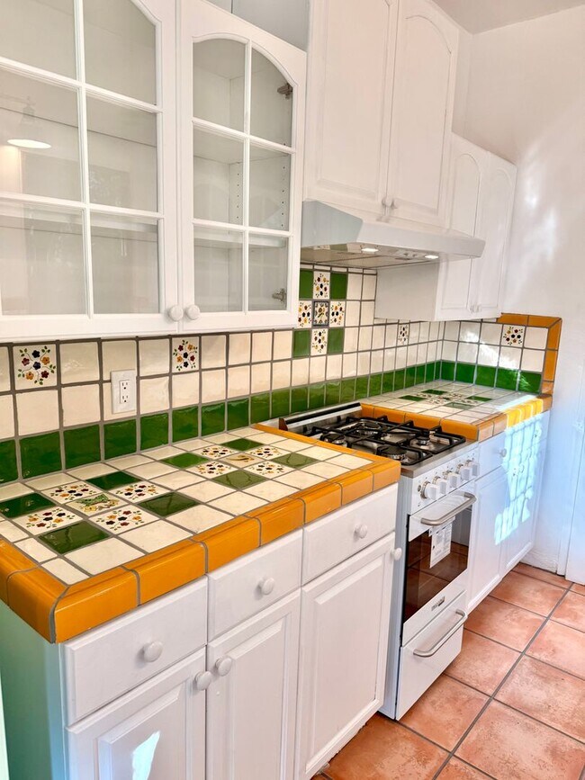 Building Photo - 2166 Beachwood Terrace