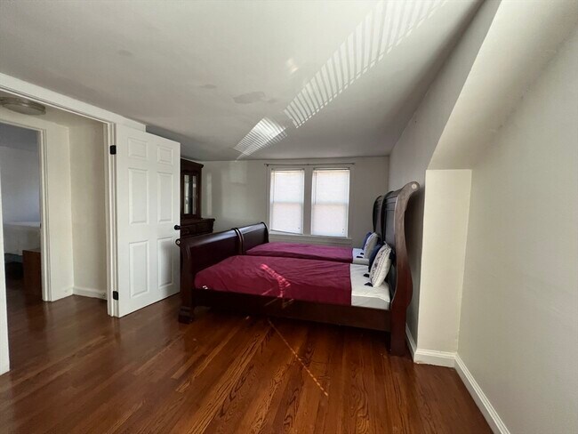 Building Photo - 904 Middle St