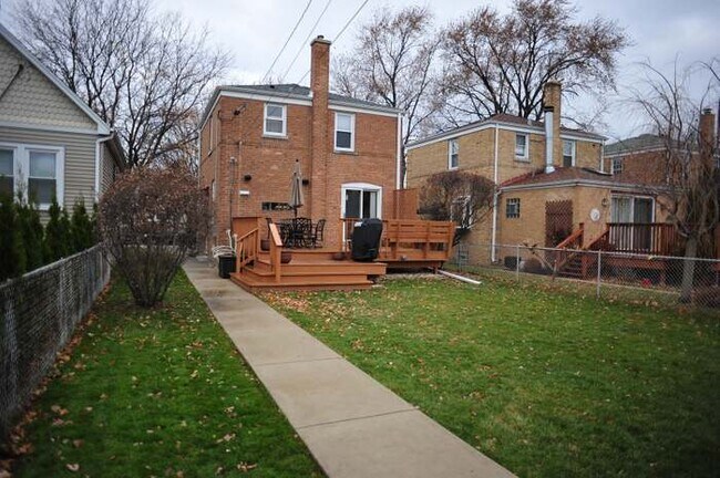 Building Photo - 5339 N Nashville Ave