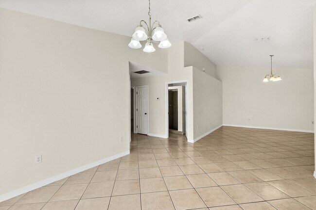 Building Photo - Spacious 3 Bedroom 2 Bath 1 Car Duplex in ...