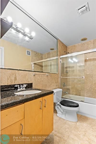 Building Photo - 736 NE 13th Ct