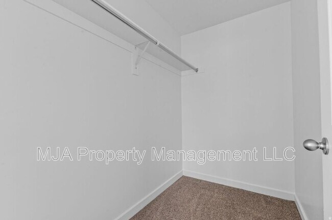 Building Photo - 222 Glencoe Dr