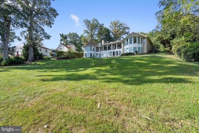 Building Photo - 5837 River Dr