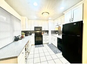 Building Photo - 5066 Colonial Ct