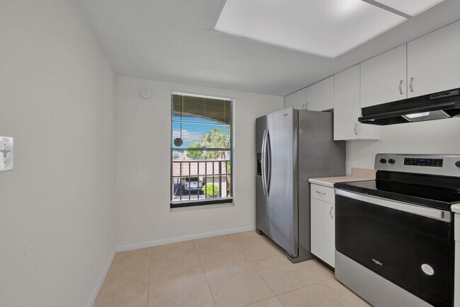Building Photo - Bright and Spacious 2 Bedroom Condo in Spanish Pines