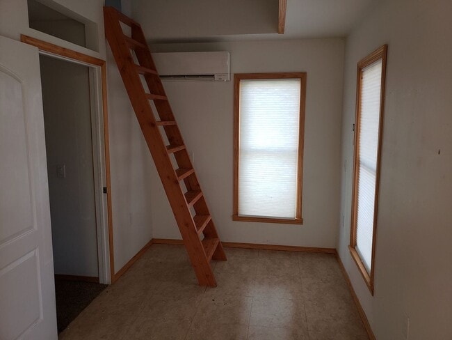 Building Photo - 1016 W 14th St