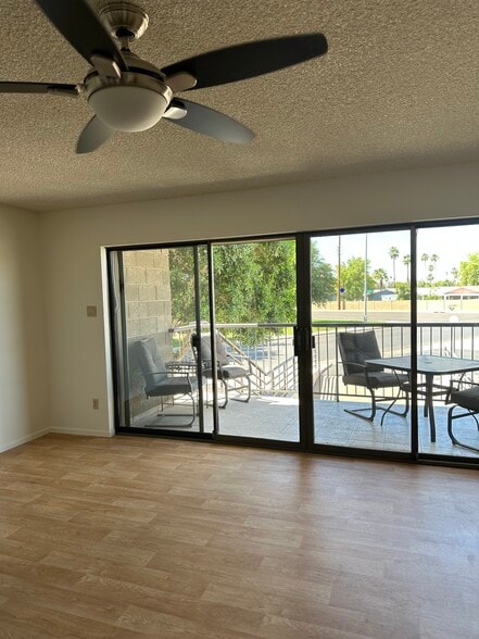 Living room with patio furnishings - 425 S Parkcrest