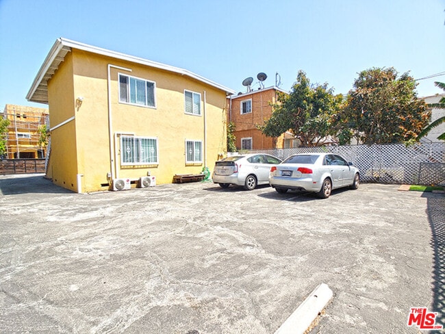 Building Photo - 1109 S Serrano Ave