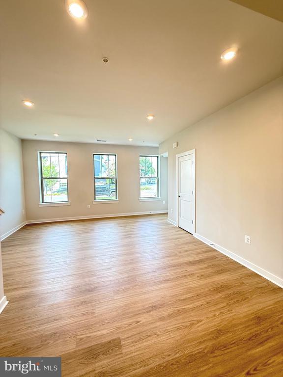 Building Photo - 8739 Plantation Ln