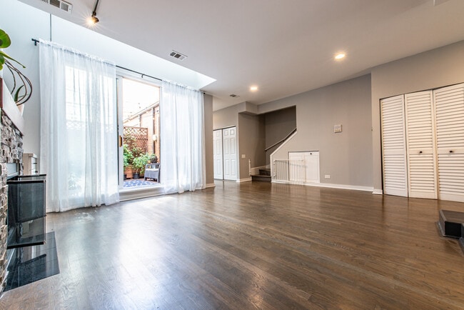 Building Photo - 2707 N Halsted St