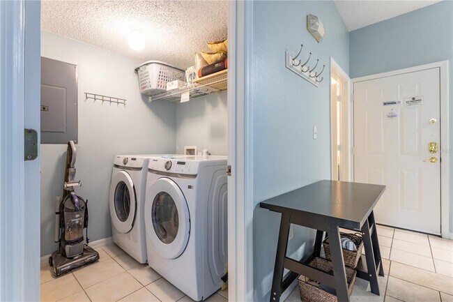 Building Photo - 2728 Sun Key Pl