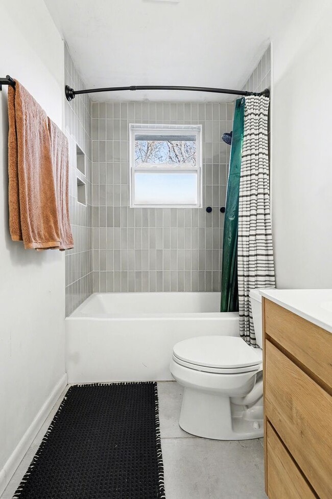 Building Photo - Now available—this beautifully renovated 3-bedroom, 1-bath home