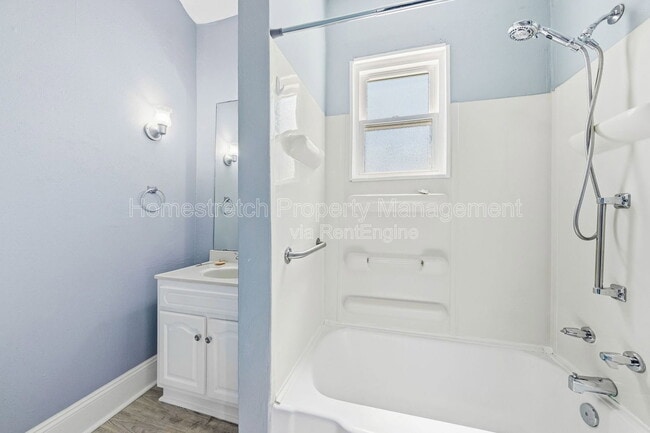 Building Photo - 704 W Johnson St