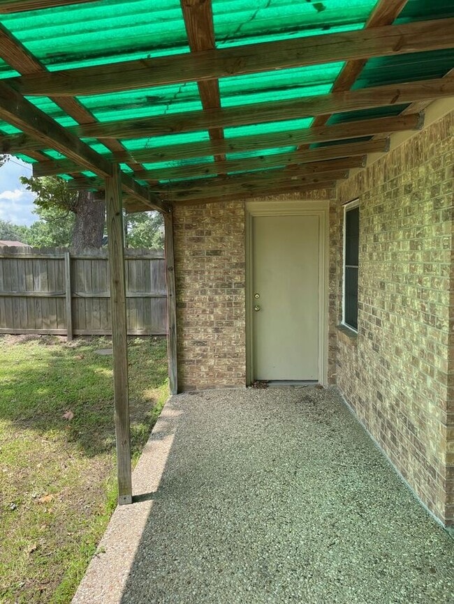 Building Photo - 2 Bedroom 1 Bath Duplex in West Tyler!