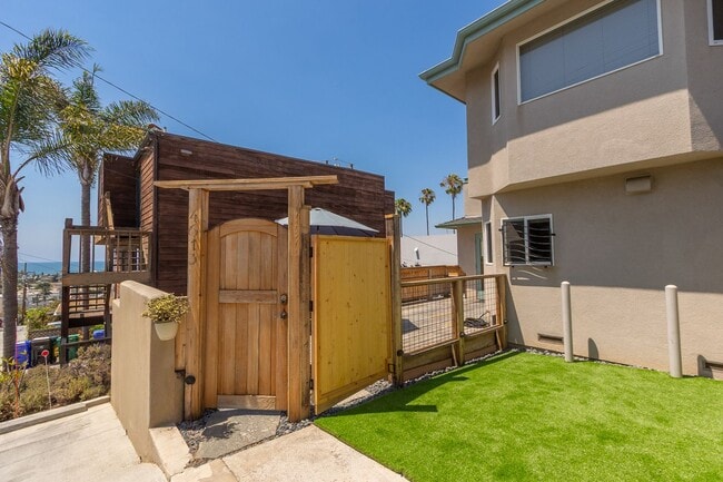 Building Photo - Contemporary 3 Bedroom/2 Bath Home With Oc...