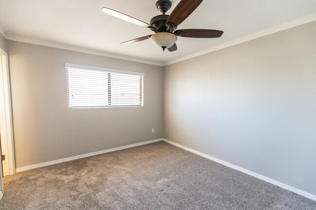 Building Photo - 8050 E Clarendon Ave