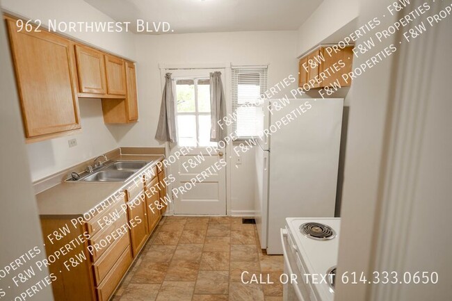 Building Photo - Spacious2 BR townhome with detached garage...