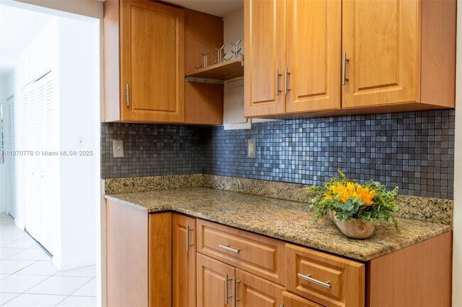 Building Photo - 300 Bayview Dr