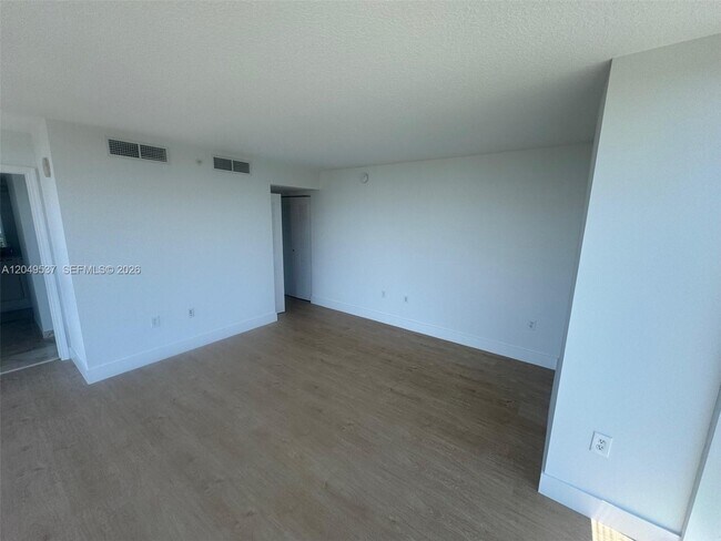 Building Photo - 2101 Brickell Ave