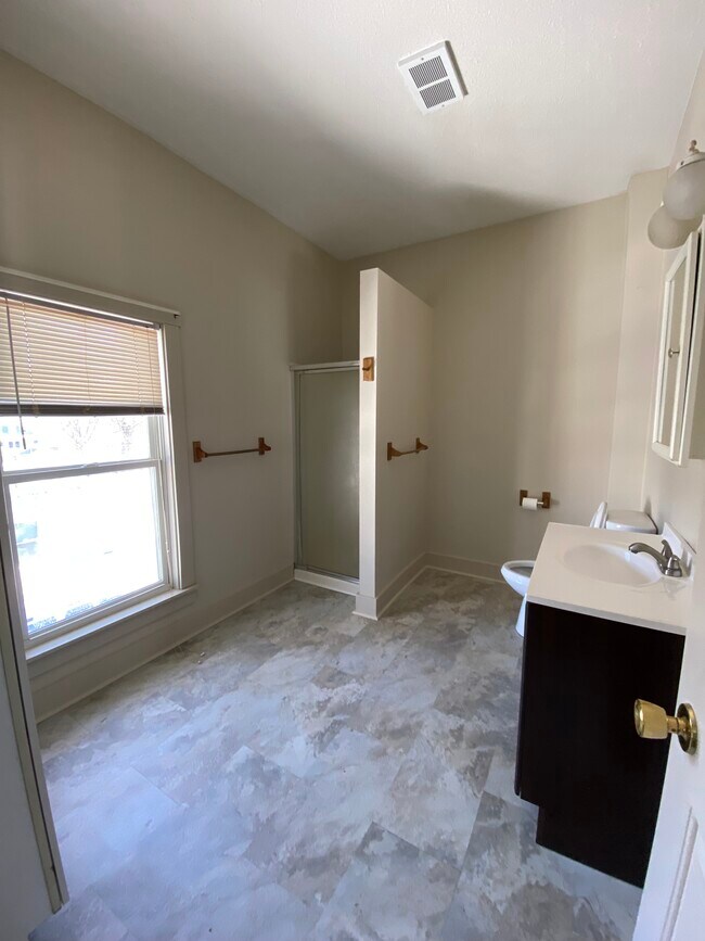 Building Photo - 362 W Main St