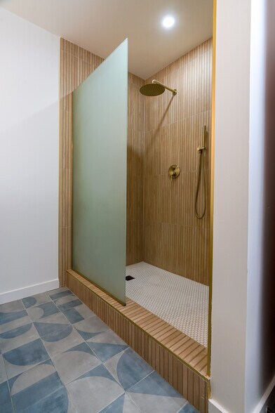 Shower - 2323 Magnolia St