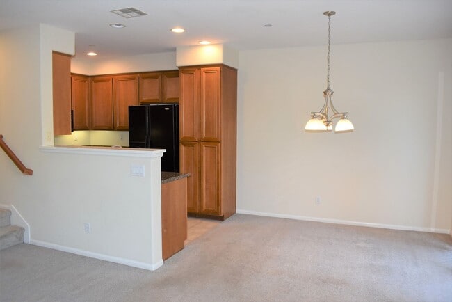 Building Photo - 3 Bedroom 2.5 Bath Townhome in Gated Commu...