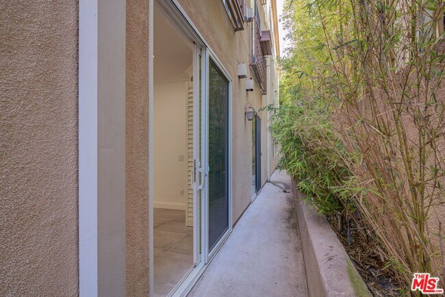 Building Photo - 1444 S Point View St