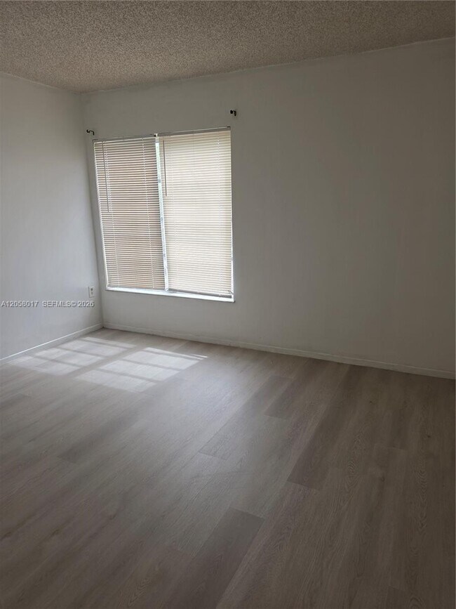 Building Photo - 4158 Inverrary Dr