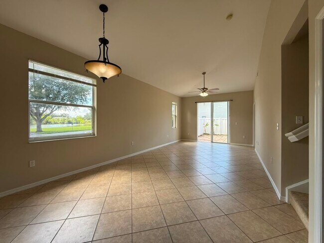 Building Photo - 3629 Pine Oak Cir