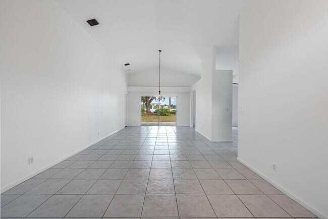 Building Photo - 1975 Oak Berry Cir