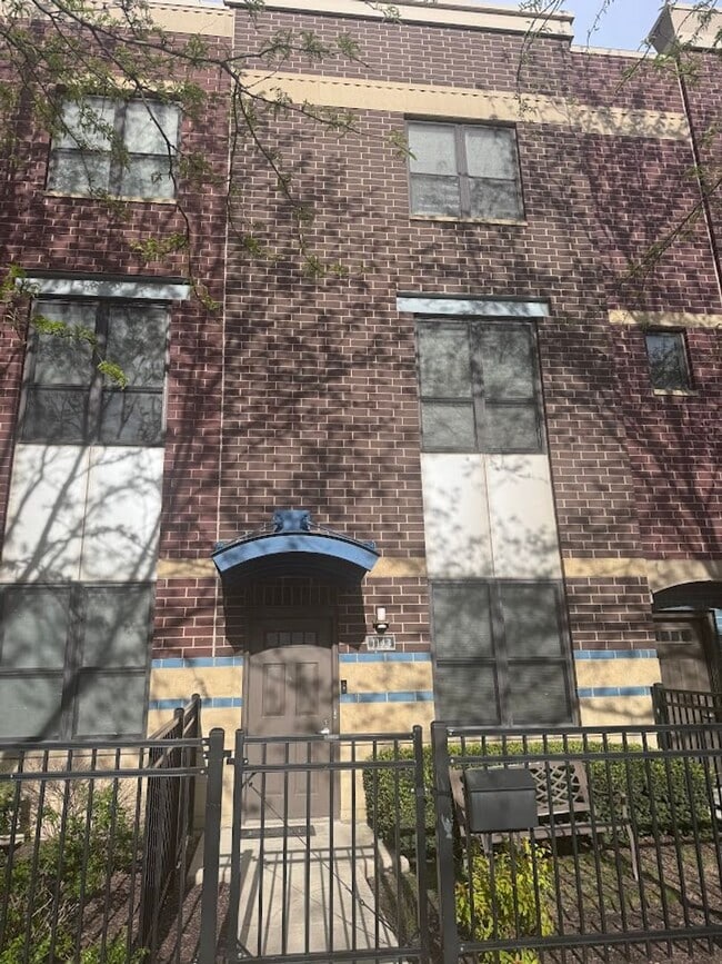 Primary Photo - Modern 3BD/3BA Townhome Near North side wi...