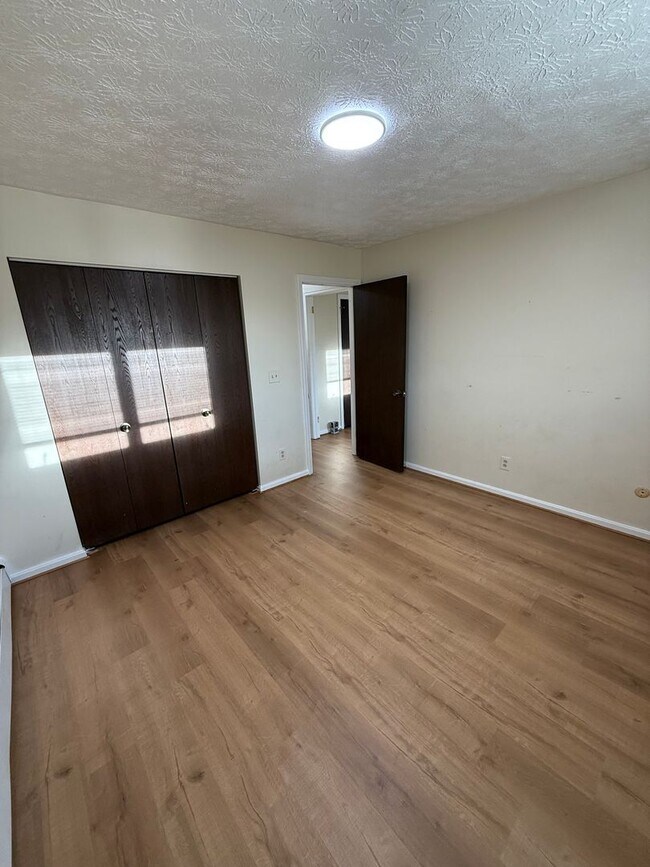Building Photo - Remodeled, Canfield  2 Bedroom Apartment f...