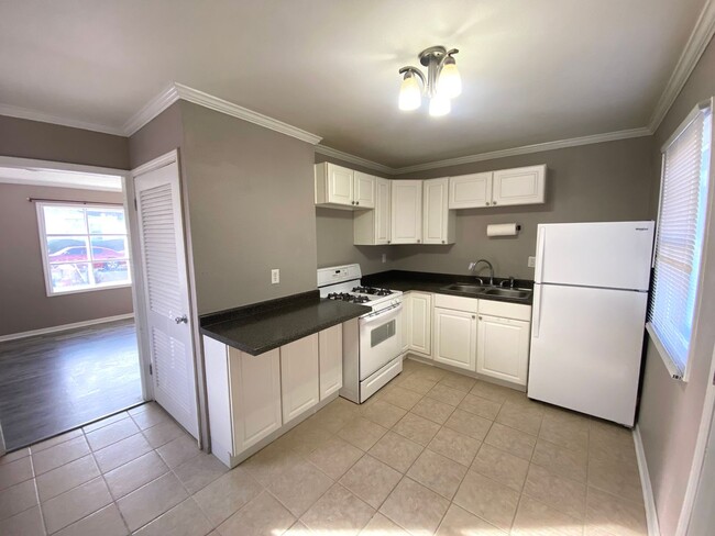 Building Photo - 2 Bedroom, 1 Bath Home Available in Peoria...