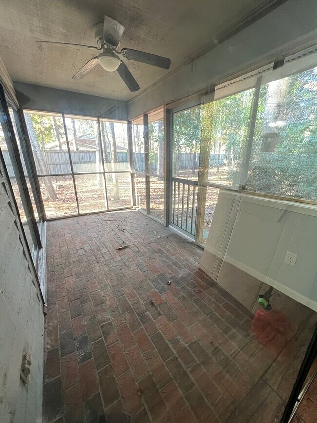 Building Photo - Introducing a charming condo in the heart of Wilmington, NC.