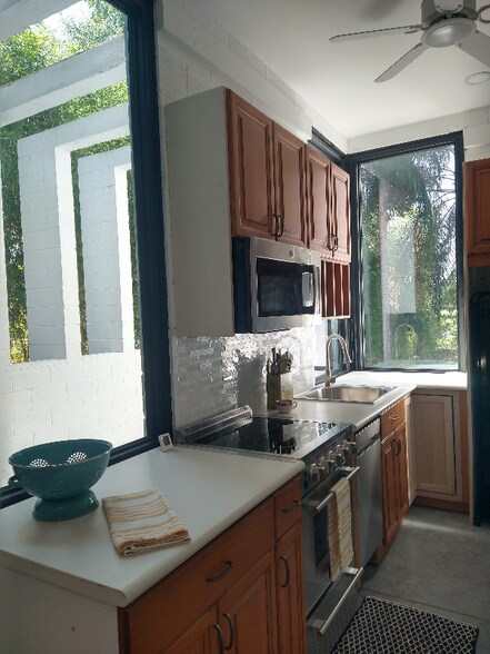 Building Photo - 2053 Carolina Ave
