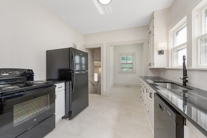 Building Photo - 156 S Estelle St