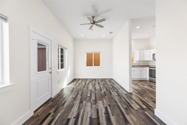 Building Photo - FOR LEASE!!