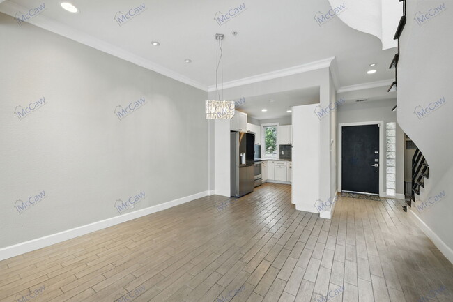 Building Photo - 4040 Avondale Ave