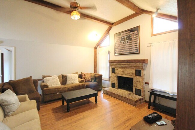 Building Photo - 706 Greenbriar Dr