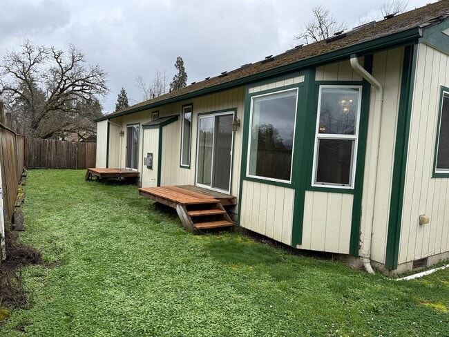 Building Photo - Beautiful 3 bedroom 2 bath house in Cottage Grove!