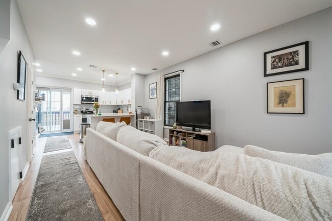 Building Photo - 318 2nd St