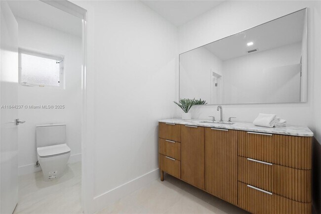 Building Photo - 5211 Granada Blvd