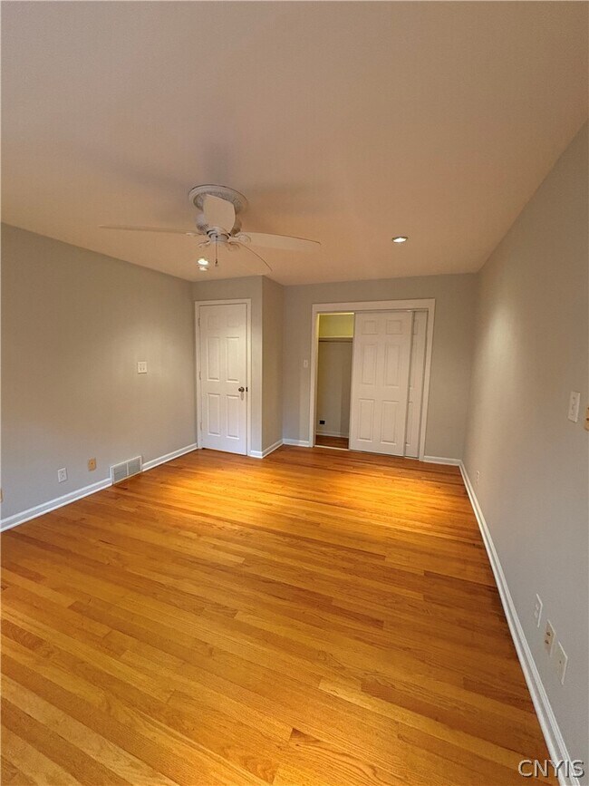 Building Photo - 215 Locksley Rd