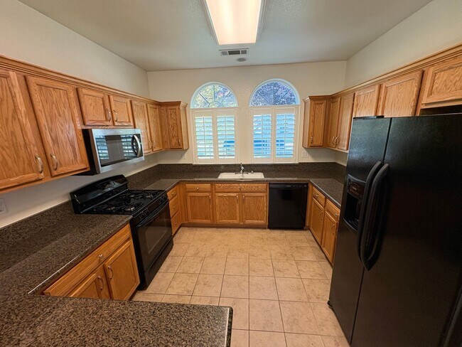 Building Photo - Immaculate NW Visalia home for rent!
