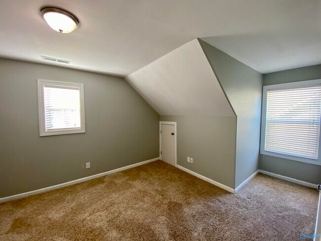 Building Photo - 1111 Pegasus Dr NW