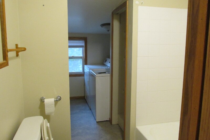 Building Photo - 404 Wood St N