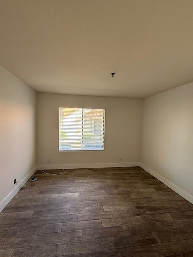 Building Photo - Condo in Gated Palm Lake