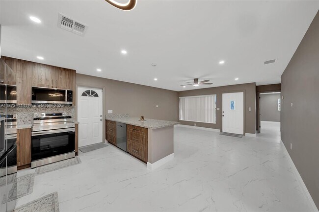 Building Photo - 7762 Plantation Blvd