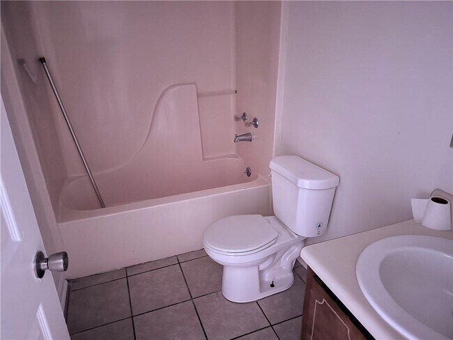 Building Photo - 890 E Cherry St